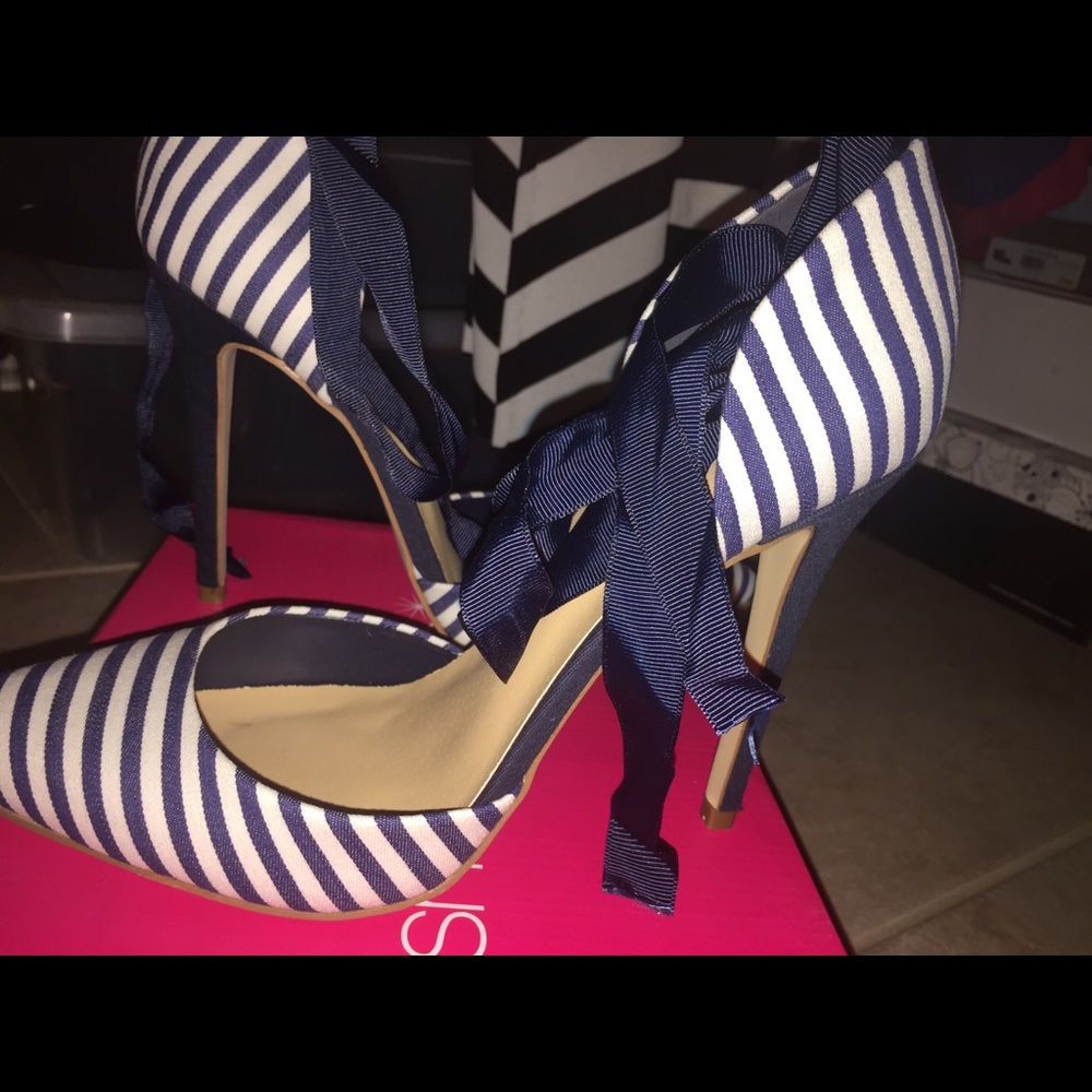 New ShoeDazzle Blue Pumps